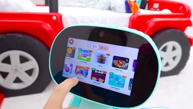 Влад и Никита Влад и Ники играют с Мико - умным игрушечным роботом для детей