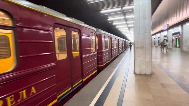 Поезд 81-717.5М „Красная Стрела” отправляется со станци? смотреть онлайн