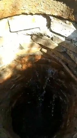 ОТКРЫЛ ПРЯМО НА ДОРОГЕ: в Ольховатском переулке открытый люк. В котором явно наблюдается порыв.