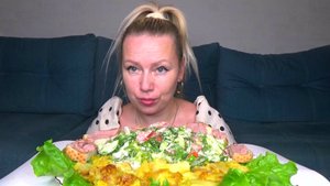 Мукбанг  кабачки в кляре, салат, бутерброды. Еда на камеру.