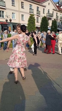 VID_20250601_ Танцуют Олег и Ирина