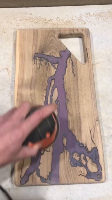 Разделочная доска из массива дуба и эпоксидной смолы. смотреть онлайн