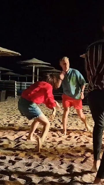 Танцы на песке.😁 смотреть онлайн