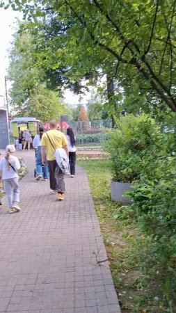 Красивый парк, но мы погулять не сможем, едем домой