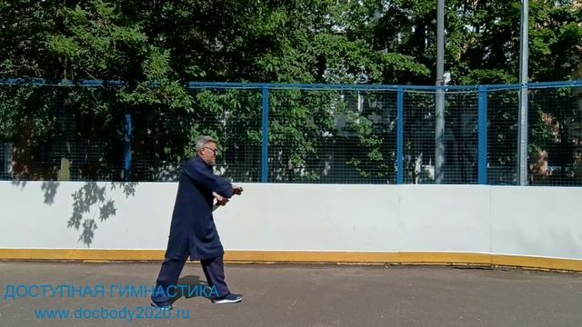 Разминка с двуручным мечом Багуа Дао на спортплощадке (9)