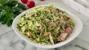 Летний Салат "СВЕЖЕСТЬ" с Оригинальной Зеленой Заправкой