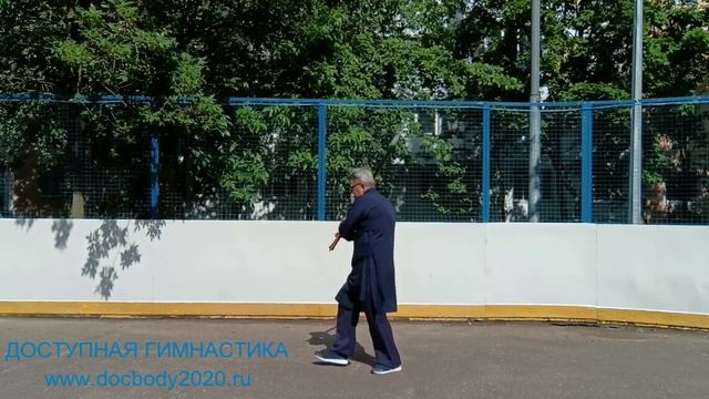 Разминка с двуручным мечом Багуа Дао на спортплощадке (8)