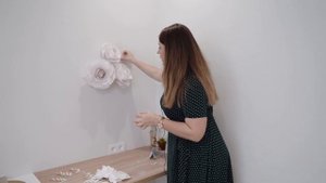 Как прикрепить бумажные цветы к стене. Монтаж композиции своими руками 3 урок. Предобучение