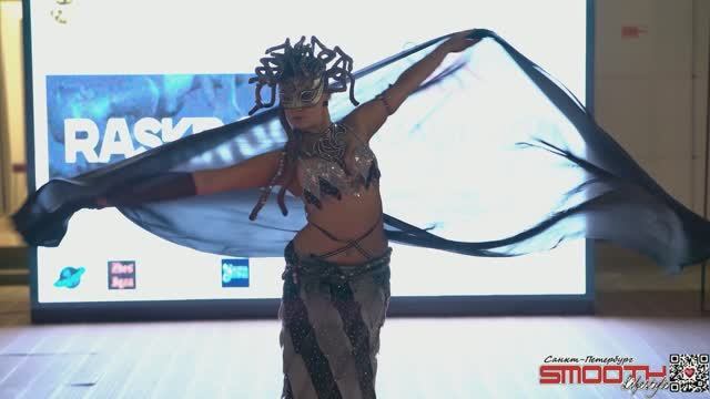 Выступление Юлии Клюевой, Медуза горгона на Fashion Forum в центре RASKROI SPACE смотреть онлайн