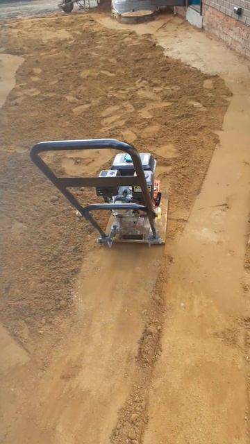 Пусть батрачит, я полежу. #shortvideo #рек #брусчатка #дача #? смотреть онлайн