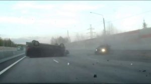 Момент аварии автобуса с детьми на трассее в Подмосковье