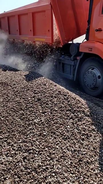 КамАЗ выгружает щебень под себя смотреть онлайн