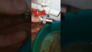 Замена кранов на батарее отопления .