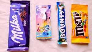 АСМР Шуршание бумаги , раскладывание и распаковка сладостей .