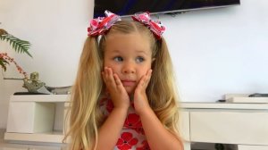 Диана и Рома Диана и Рома притворяются, что играют с детским домиком