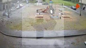 В Чебоксарах с многоэтажки обрушилась кирпичная кладка и раздавила несколько машин