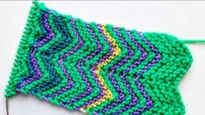 Зигзаг на платочной вязке спицами.