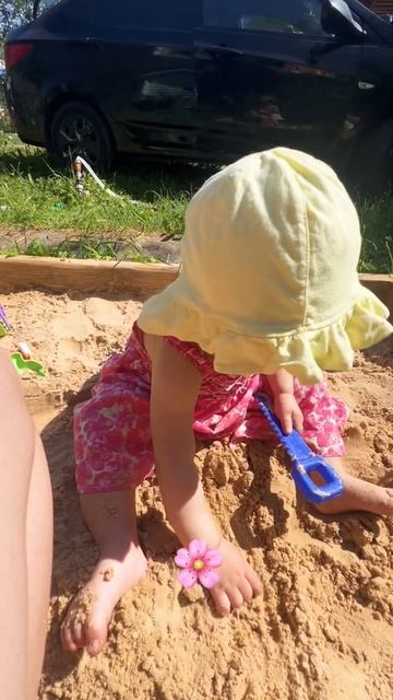 Сидим в песочнице🥰🥰🥰#семья#дети#ребенок#1million#топ#1г смотреть онлайн