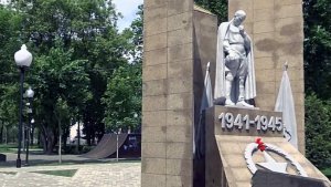 Дело возбудили в отношении подростков, сыгравших в футбол на обелиске в Мытищах