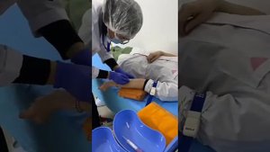 Проводит технику забора крови из вены.
