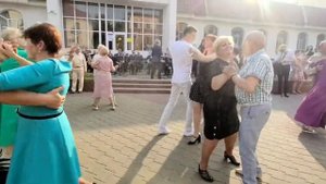 _В Париже танго._ 💃🕺🌺🌺🌺И в Бресте. 🫠.mp4