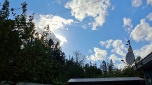 В деревне по участку походил. Показываю грядки, парники. Природу, небо, солнце. Первый день лета.