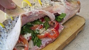 Карп, запеченный с овощами в духовке