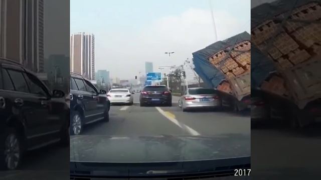 На машину ДПС упал грузовик с кирпичами! смотреть онлайн