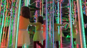 Катя и Мама потерялись в Зеркальном ЛАБИРИНТЕ LOST in the INFINITE MIRROR MAZE