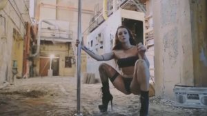 Стриптиз на заброшенном заводе
