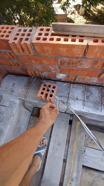 Когда система крепления кровли к стене мешает... #кладк смотреть онлайн