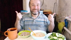 обед. тружусь, но энергии не хватает. всем добра. мукбанг. обжор. еда на камеру. диета. шизофрения.