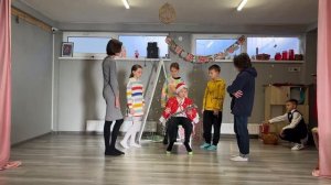 Новогодняя сценка от ребят 4,5 класса. Сценарий мой)))