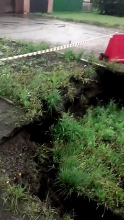 На улице Карпинского в Омске образовался провал