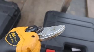 Аккумуляторный садовый секатор "Makita"... (кавычки не сл