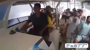 Туристический катер снёс со своего пути лодку с рыбаком