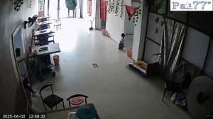 Школьница успела оттащить малолетнюю сестру в сторону от автомобиля