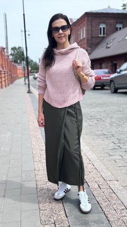 Дефиле в юбке колонна. Модель Елена Ковалева. Улица Кожевенная, Н.Новгород.