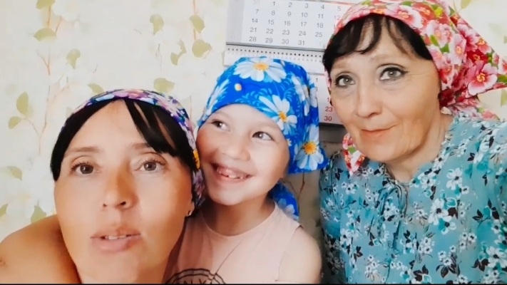 Сходили в ВБ и теперь мы Красотки. Гроза надвигается. Спешим убрать траву..Жизнь в деревне.