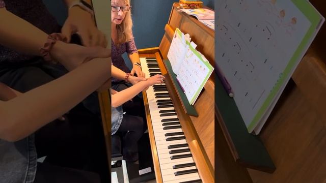 Первые уроки фортепиано для малышей. Правильная поста смотреть онлайн