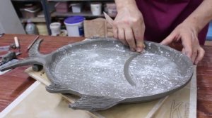 Керамист Алексей Золотов проводит мастеркласс на глине Дюна. Чудесные пуансоны на видео его работа!