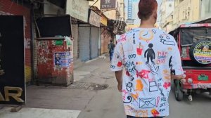 Эвакуация, отнимают даже кокосы у бедных торговцев! Мэйнбазар. Дели. Индия.