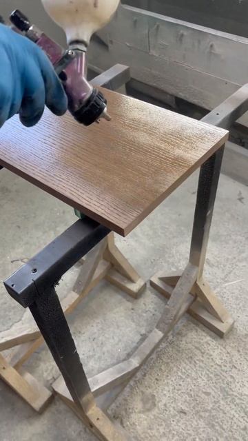 Немного лака на дуб #втоп #wood #столярка #лак #малярка #wood смотреть онлайн