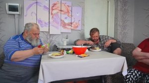 ГОТОВЛЮ КОЛБАСКИ НА РЕШЕТКЕ И ВКУСНО ОБЕДАЕМ ВСЕЙ СЕМЬЁЙ