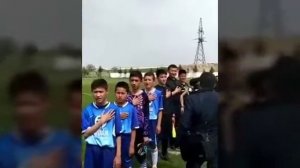 Наши дети исполняют гимн КР перед матчем в в Андижане.