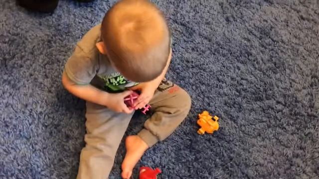 Супер крылья распаковывает Максимка