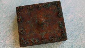 Как покрасить картонную коробку под ржавчину