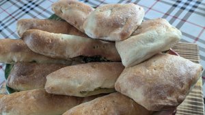 Пеку пирожки и плюшки из слоеного теста.