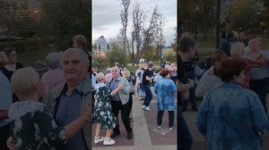 Белгород. Танцы в парке Победы не прекращаются. Возрас