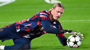 Вратарь ПСЖ Сафонов прилетел в Москву с кубком Лиги чемпионов